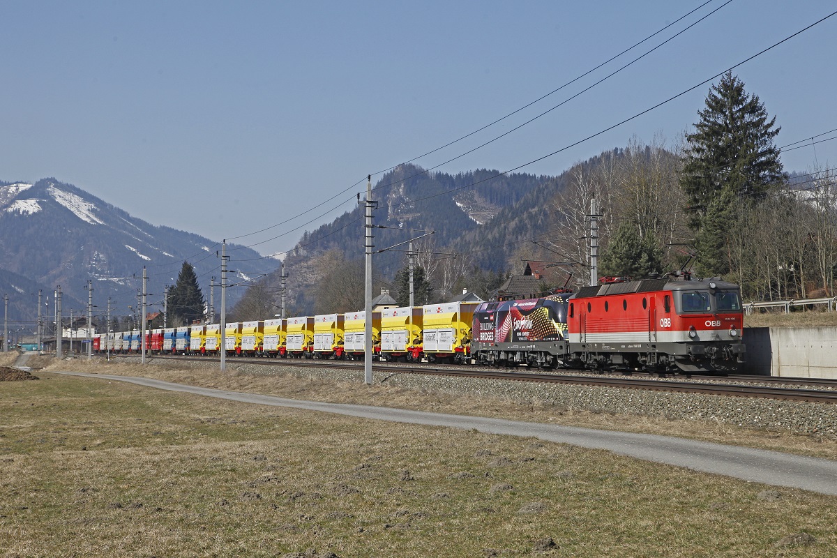 1144 108 + 1116 170 mit GZ58660 (Eisenerz - Leoben Donawitz) bei Mautern am 18.03.2015. Die Wagengarnutur des Zuges besteht aus neuen Inno Freight Wagen welche jetzt auch für den Erzverkehr verwendet werden.