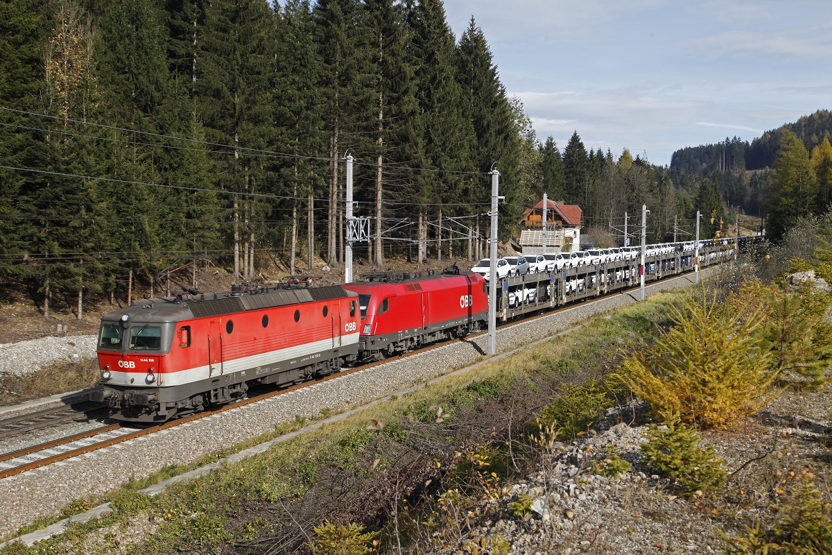 1144 108 und 1116 031 mit Güterzug zwischen Semmering und Steinhaus am 28.10.2015.