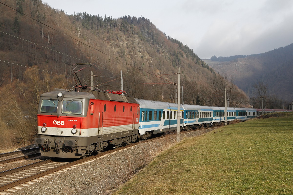 1144 108 mit EC151 zwischen Bruck/Mur und Pernegg am 20.01.2015.