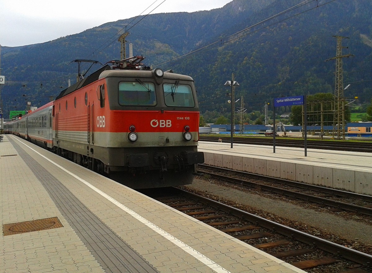 1144 108 mit IC 691 (Klagenfurt Hbf - Wien Westbahnhof) am 6.10.2015 bei der Einfahrt in Spittal-Millstättersee.