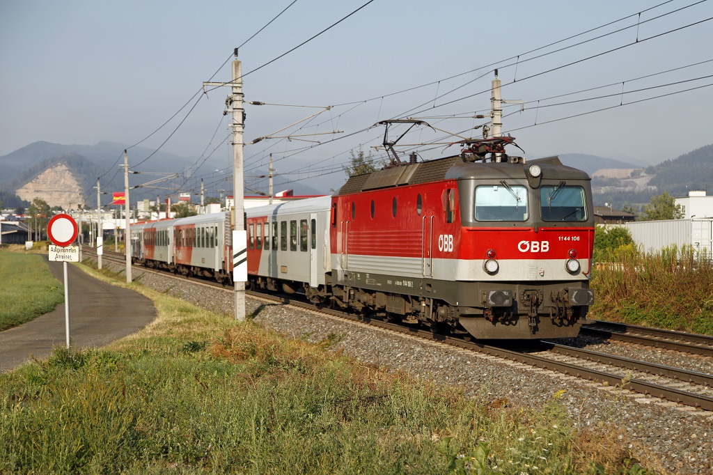 1144 108 mit Regionalzug 4010 bei Niklasdorf am 16.08.2013.