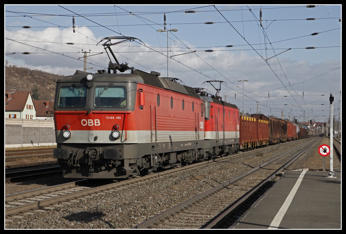 1144 110 + 1144 049 fahren am 27.01.2020 mit einem Güterzug durch den Bahnhof Kapfenberg.