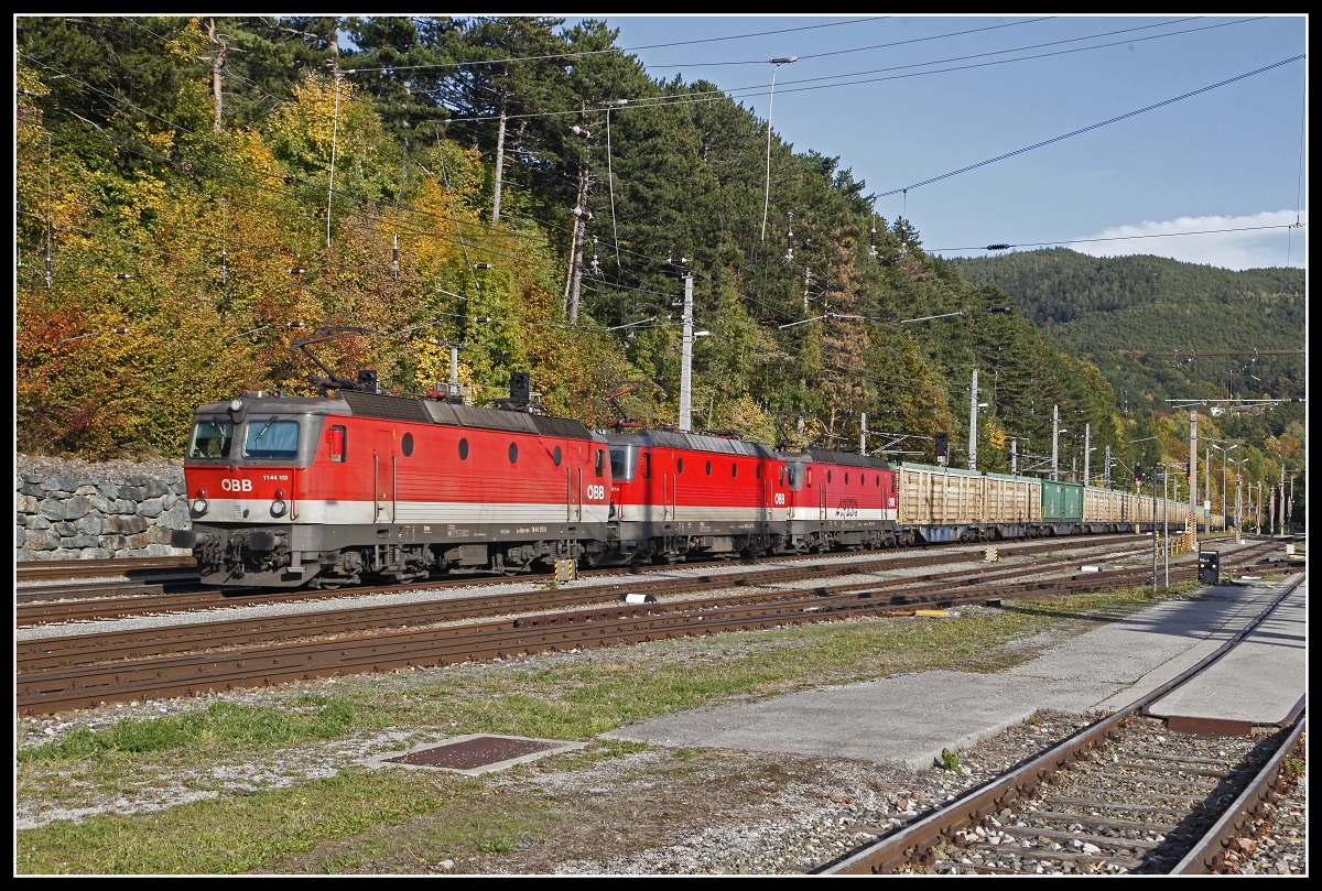 1144 113 + 1144 274 + 1144 247 ziehen am 17.10.2019 einen Güterzug durch den Bahnhof Payerbach - Reichenau.
