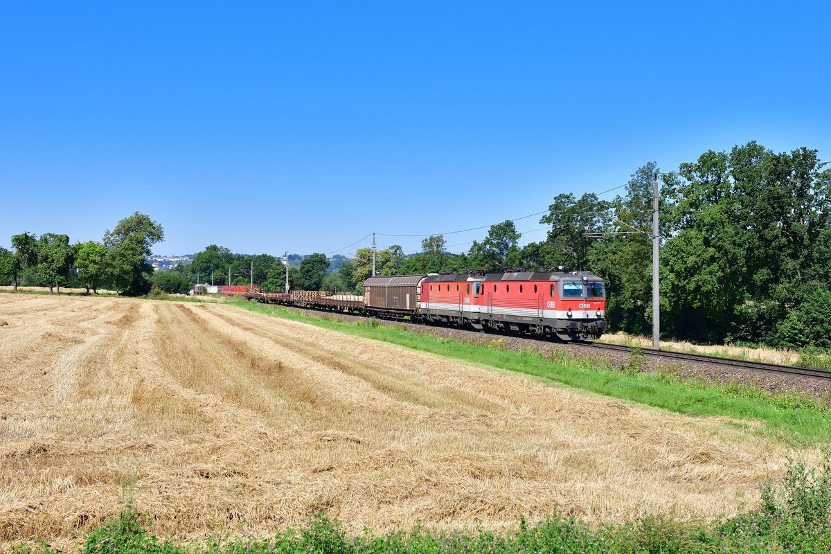 1144 114 + 1144 228 mit einem Güterzug am 31.07.2020 bei Kremsmünster.