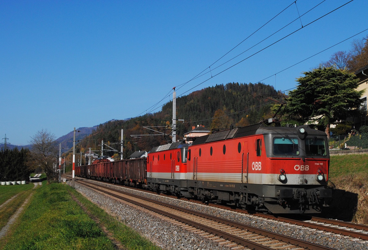 1144 115 + 1144 261 mit einem Güterzug Richtung Graz bei Mixnitz km 172,0. (31.10.2022)