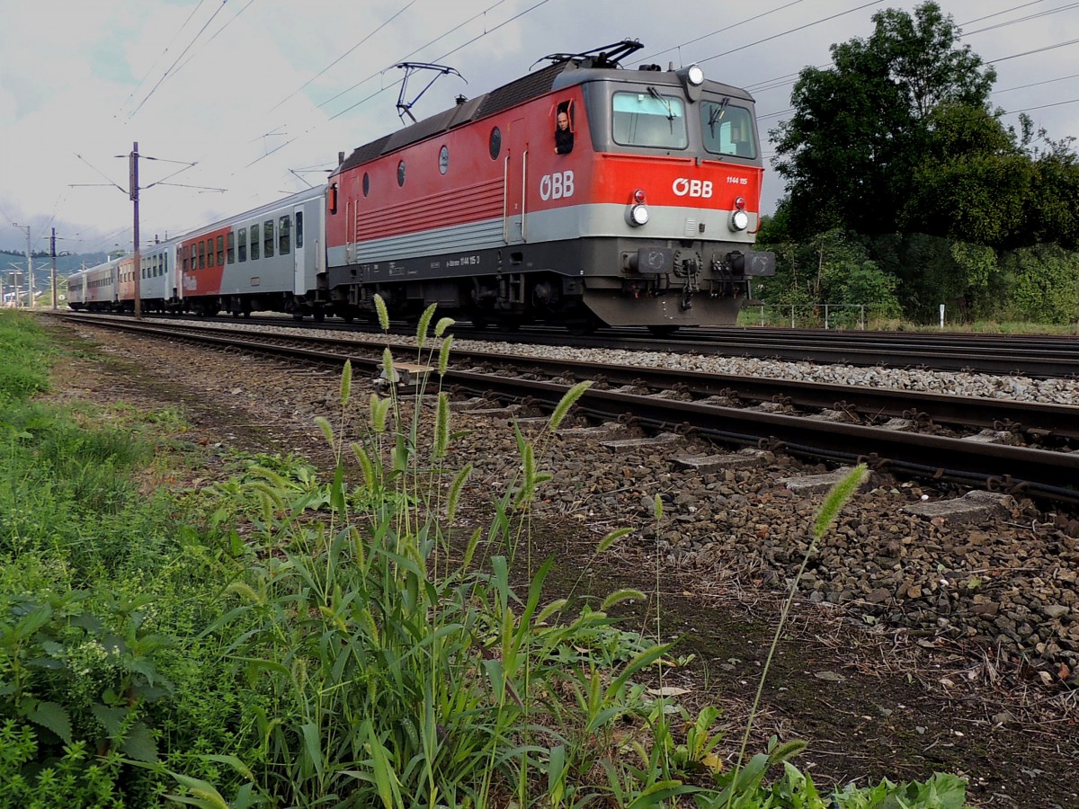 1144 115-3 zieht REX3017 bei Redl-Zipf in Richtung Attnang; 150908