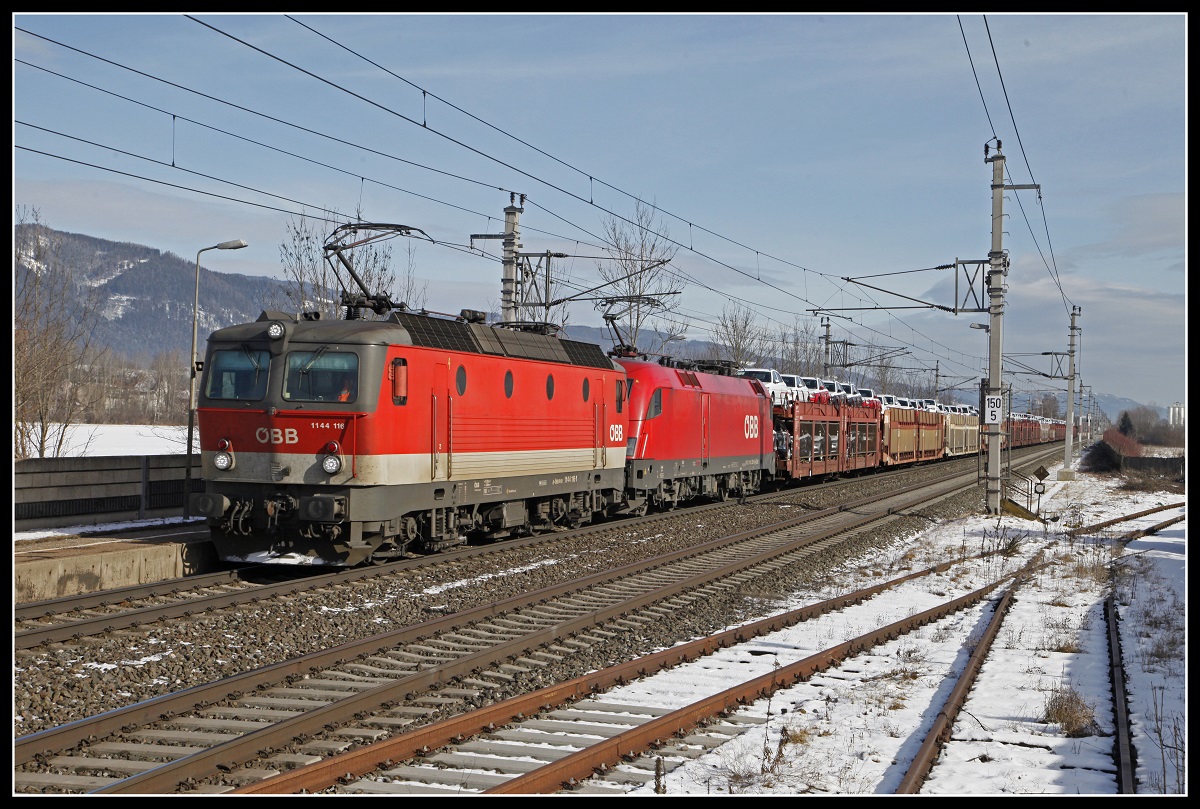 1144 116 + 1116 267 mit Güterzug in Kapfenberg Fachhochschule am 6.02.2020.