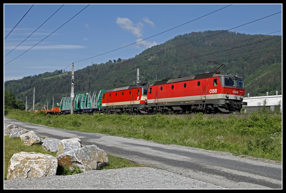 1144 116 + 1144 117 mit Güterzug bei Kapfenberg am 3.06.2020. Deutlich zu sehen die unterschiedliche Lackierung der beiden Loks.