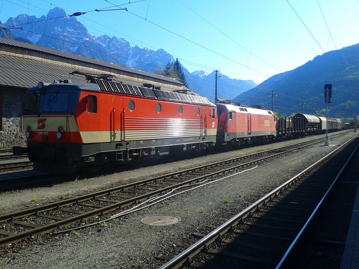 1144 117-9  Schachbrett  und 1116 109-0 mit einem Güterzug im Bahnhof Lienz. (20.4.2015)