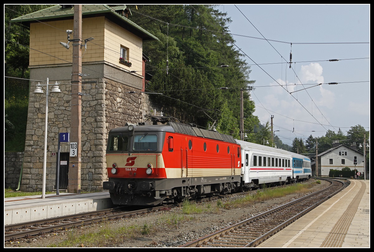 1144 117 mit EC151 im Bahnhof Semmering am 6.06.2018.