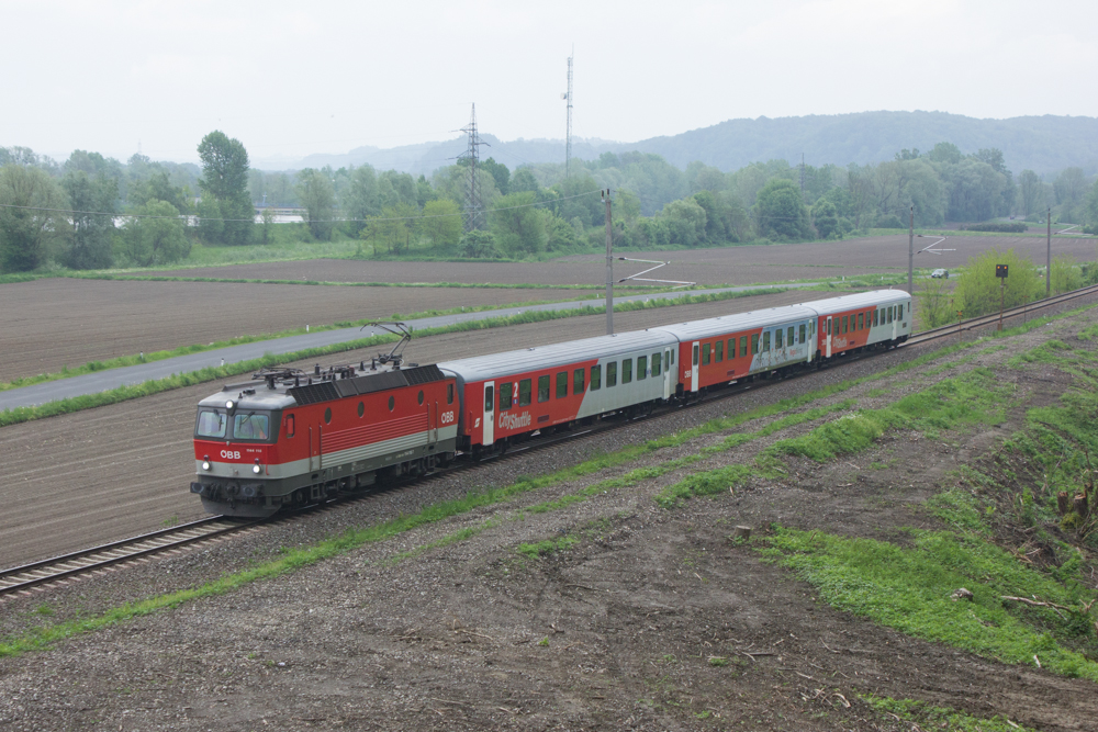 1144 118 mit der S-Bahn von Spielfeld/Straß nach Graz Hbf. Aufgenommen am 27.04.2014 kurz nach Spielfeld/Straß.