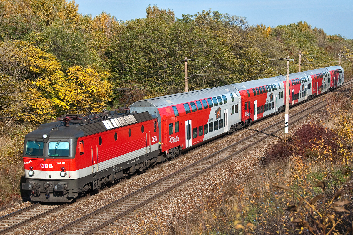 1144 120  Rupert  ist mit R 2345 unterwegs. Strasshof, am 15.10.2013.