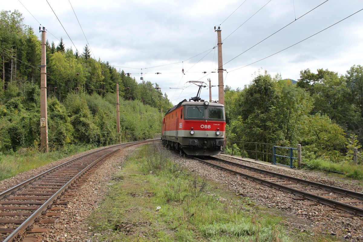 1144 121 als Zuglok eines Gterzuges bei der Einfahrt in den Bahnhof Klamm Schottwien in Richtung Semmering fahrend, September 2013