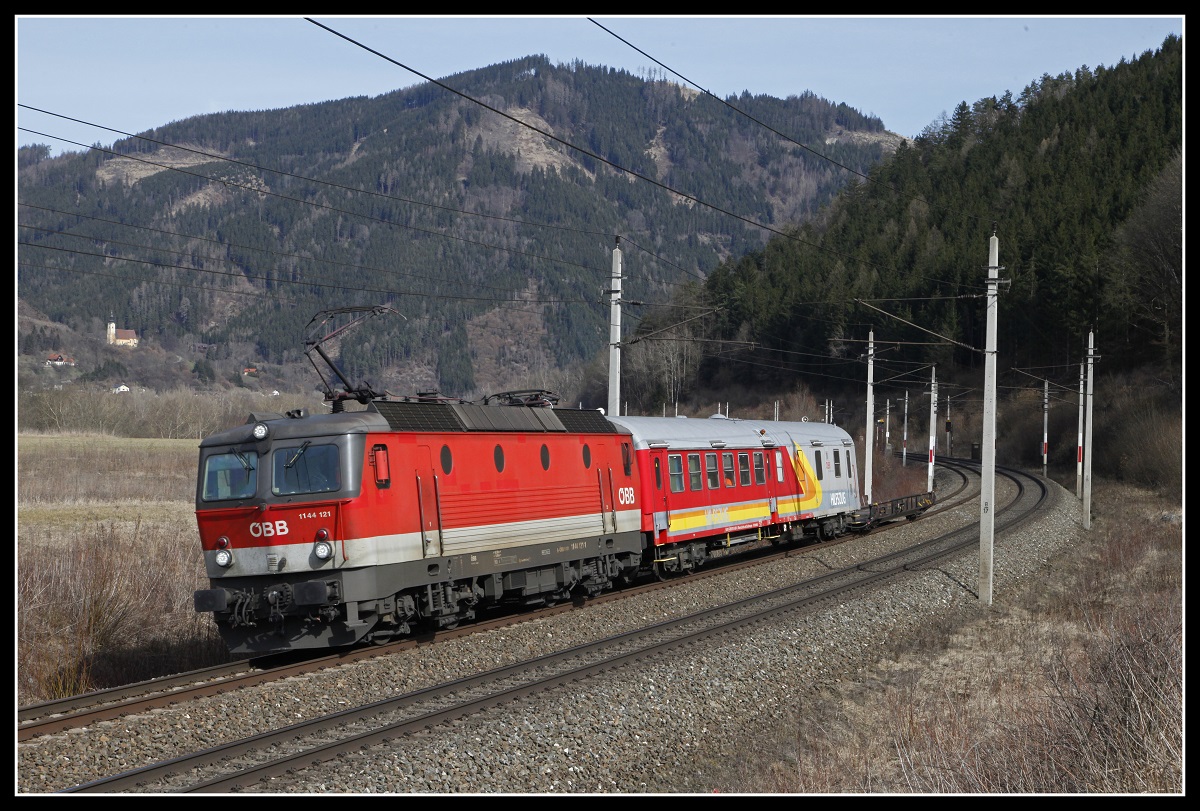 1144 121 mit Hilfszug bei Niklasdorf am 5.03.2020.