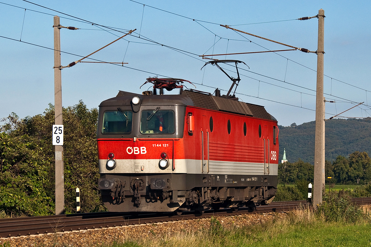 1144 121, unterwegs als Lokzug kurz vor Muckendorf-Wipfing, Richtung Tulln am 24.09.2013.