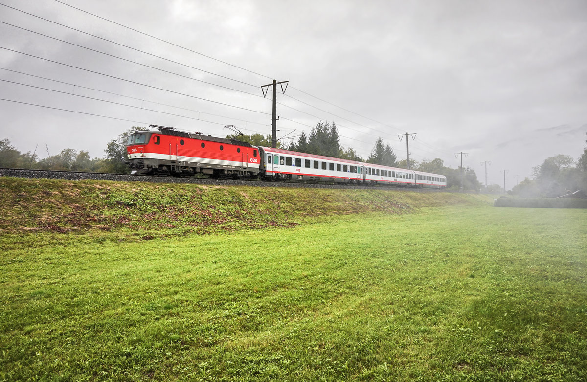 1144 123-7 fährt mit dem D 736 (Lienz - Villach Hbf) bei Dölsach vorüber.
Aufgenommen am 16.9.2017.