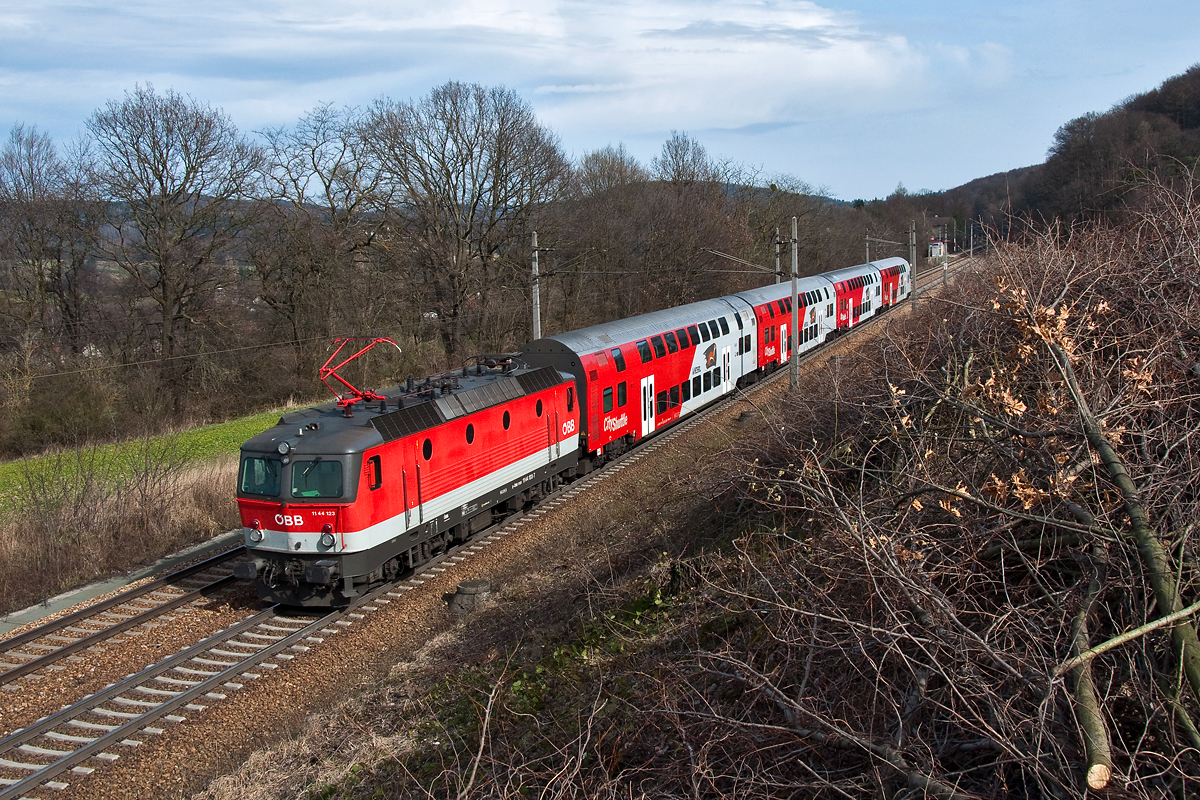 1144 123 schiebt am 18.03.2014 den REX 1625 nach Wien Westbahnhof. Die Aufnahme entstand bei Unter Oberndorf.