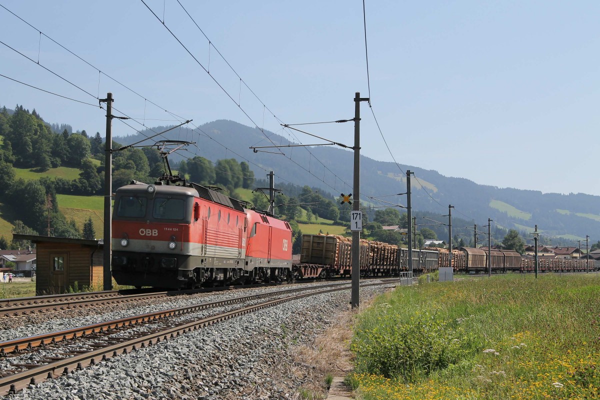 1144 124 und eine 1116 mit einem Gterzug in die Richtung Wrgl bei Brixen im Thale am 26-7-2013.