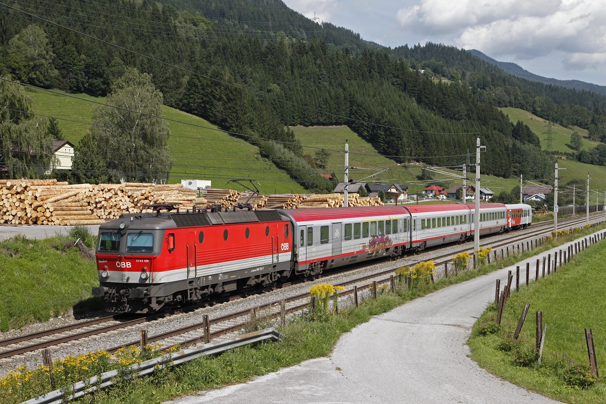 1144 126 mit IC518 zwischen Trieben und Rottenmann am 24.08.2017.
