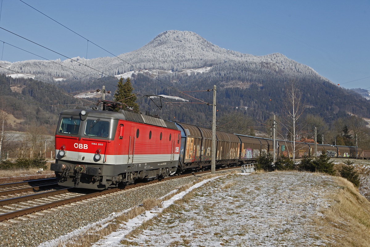 1144 200 mit Güterzug bei Frohnleiten am 11.01.2017.