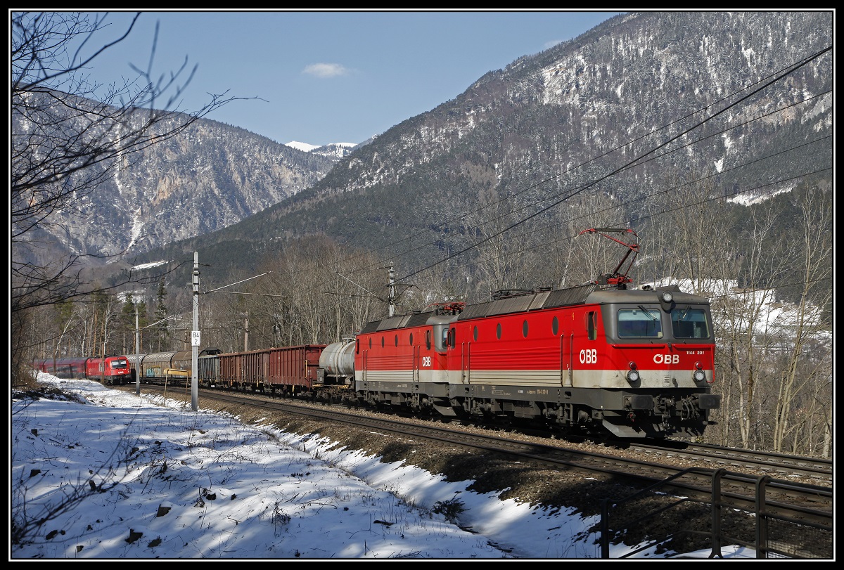 1144 201 + 1144.. mit Güterzug bei Küb am 22.03.2018.
