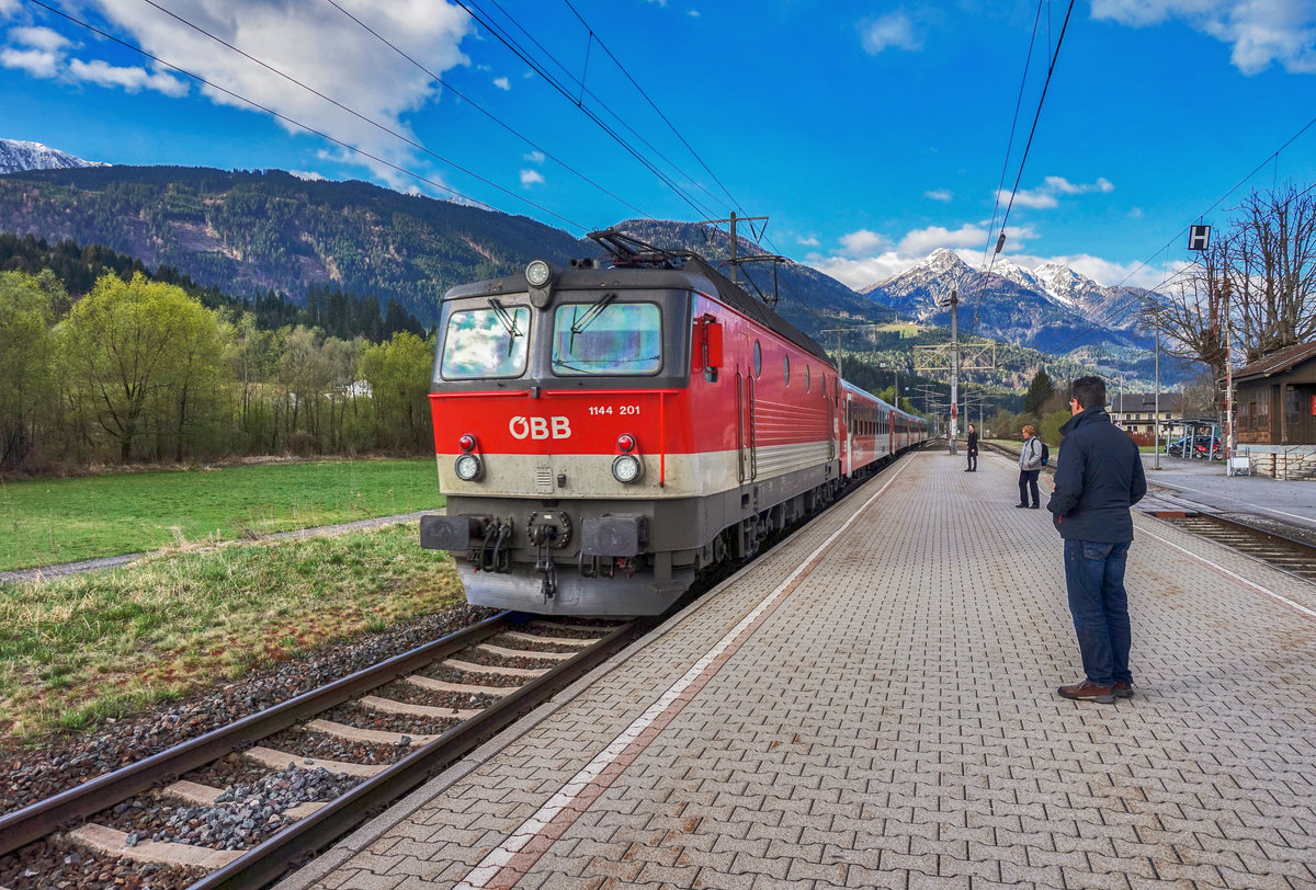 1144 201-1 fährt mit der S1 4853 (Lienz - Spittal-Millstättersee) in den Bahnhof Greifenburg-Weißensee ein.
Aufgenommen am 6.4.2017.