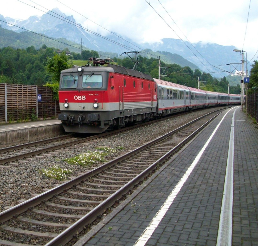 1144 201-1 mit IC 690 (Wien Westbahnhof - Salzburg Hbf - Villach Hbf) am 28.6.2015 bei der Durchfahrt in Pfarrwerfen.