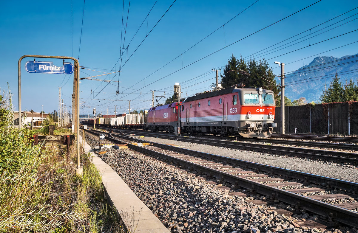 1144 203-7 und 1116 085-2 durchfahren mit einem Mischer den Bahnhof Fürnitz.
Aufgenommen am 5.10.2017.