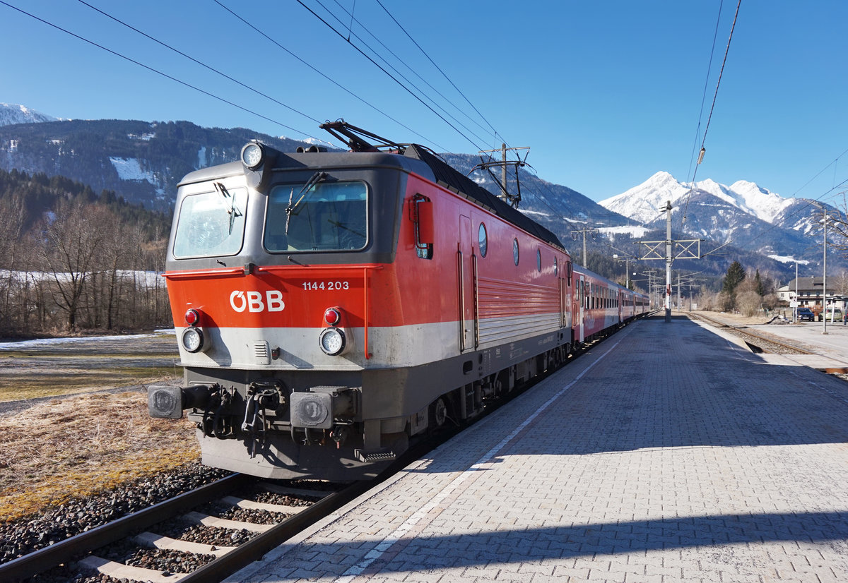 1144 203-7 mit R 4853 (Lienz - Spittal-Millstättersee), am 18.3.2016 bei der Einfahrt in Greifenburg-Weißensee.