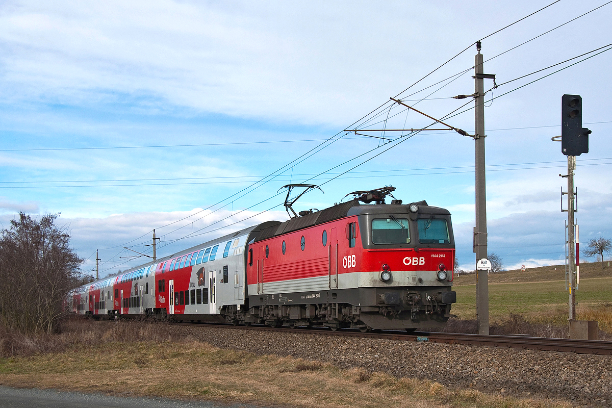 1144 203 erreicht mit dem R 2241 in Kürze den Bahnhof in Stockerau. Die Aufnahme entstand am 04.02.2016.