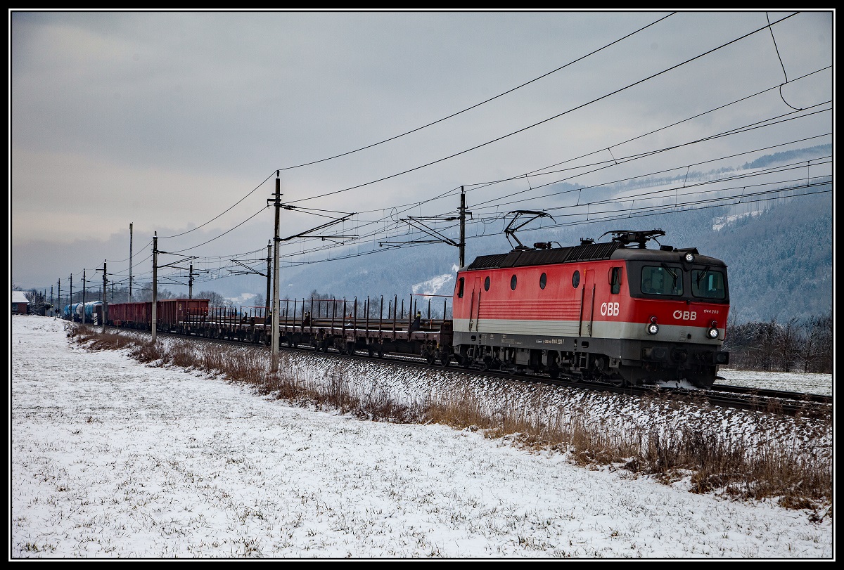 1144 203 mit Güterzug bei Niklasdorf am 7.02.2018.