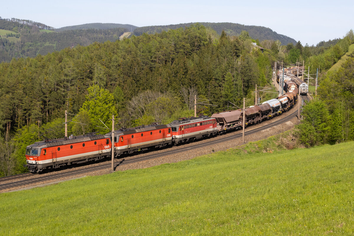 1144 205 + 1144 xxx + 1142 xxx mit einem schweren Güterzug aufgenommen bei Eichberg auf der Fahrt Richtung Wien am 10.05.2021