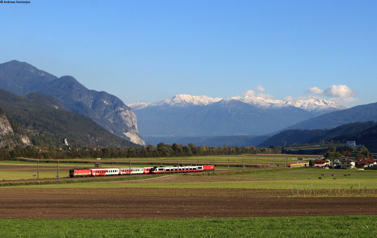 1144 205 und 1116 275 mit dem REX 5392 (Innsbruck Hbf-Landeck Zams) trifft auf 4024 *** als S 5125 ( Telfs-Pfaffenhofen-Kufstein) bei Flaurling 16.10.21