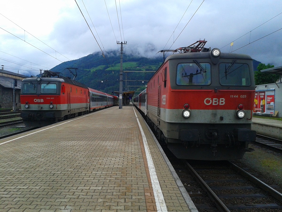 1144 207-8 links mit D 736 (Lienz - Villach Hbf) und 1144 025-4 rechts mit R 4875 (Lienz - Spittal-Millstättersee) am 15.5.2015 in Lienz.
