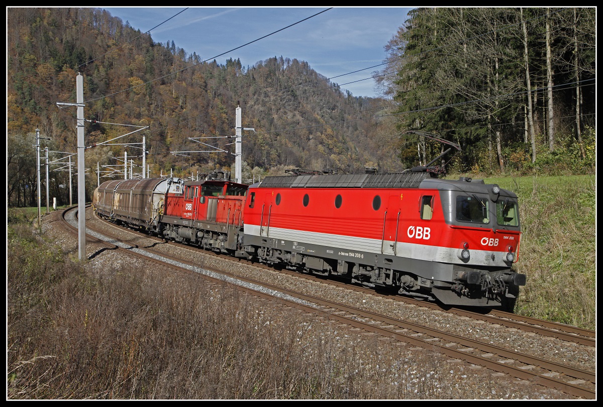 1144 208 + 1063 019 (geschleppt) mit Güterzug zwischen Bruck/Mur und Pernegg am 31.10.2018.