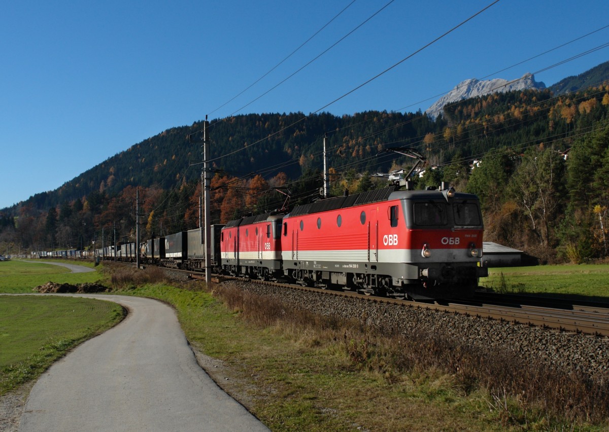 1144 208 + 1144 243 mit einem KLV am 17.11.2012 bei Terfens.