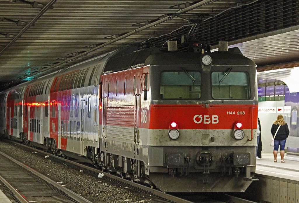 1144-208 schiebt einen Regionalzug nach Retz. Wien Hauptbahnhof (Bahnsteige 1-2, unterirdisch, Gleise der Wiener Stammstrecke) 20.8.2013