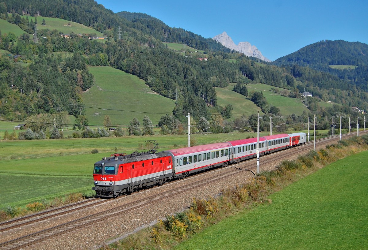 1144 209 befindet sich am 03.10.2013 mit dem kurzen IC 518
kurz vor Rottenmann.
