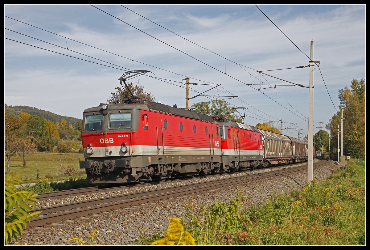 1144 21 + 1144... mit Güterzug nahe Gloggnitz am 17.10.2019.