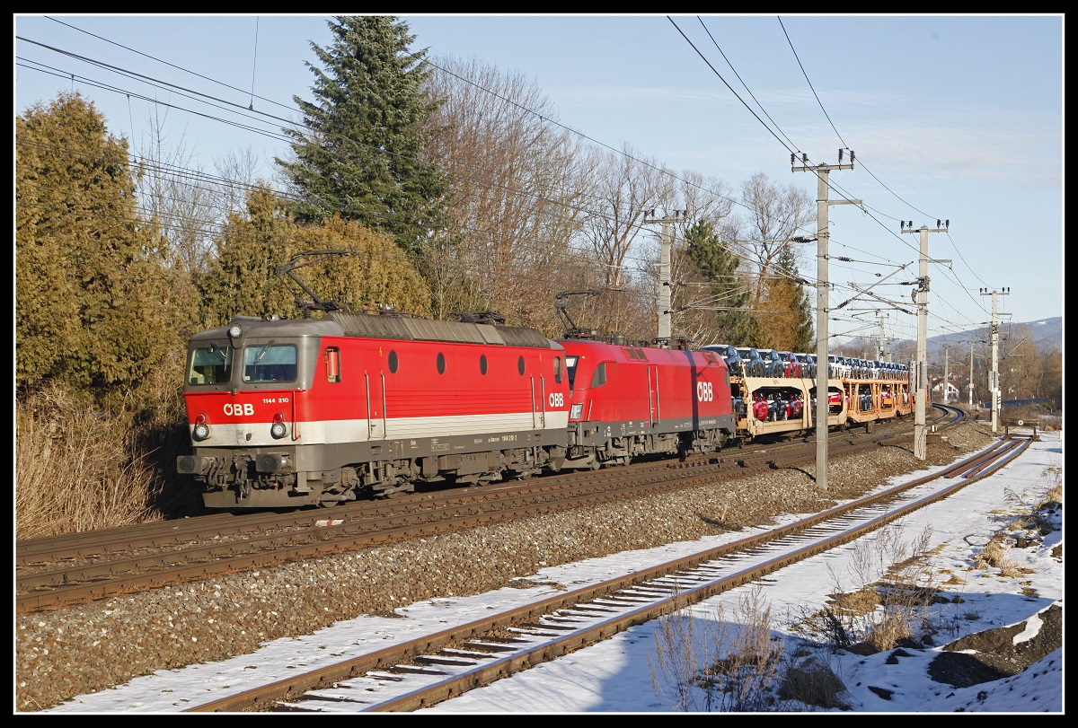1144 210 + 1116 141 mit Güterzug in Wartberg im Mürztal am 10.01.2020.