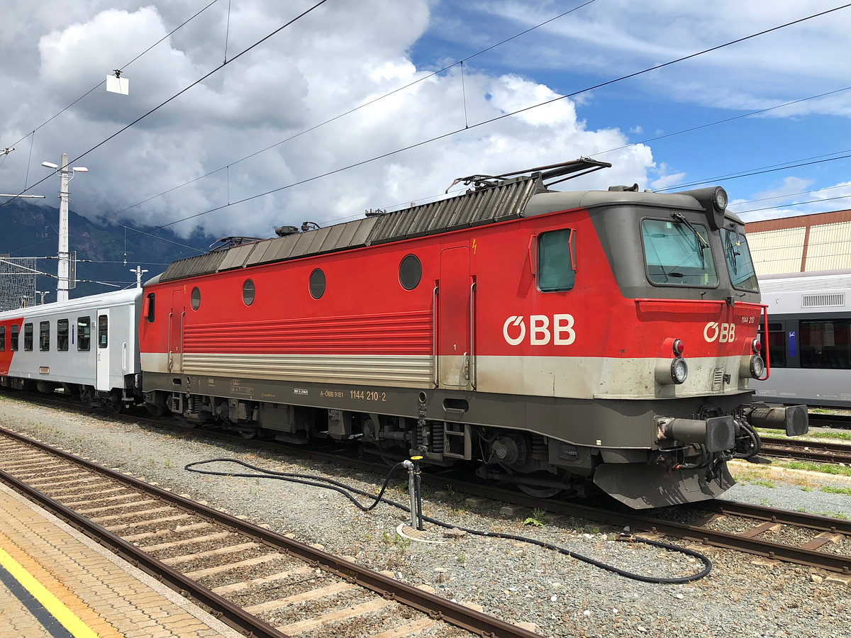 1144 210-2 stand am selben Gleis wie 1144 013-0 und wartet ebenfalls hier in Innsbruck Hbf mit einem CityShuttle auf den nächsten Einsatz. Aufgenommen am 16.07.2021