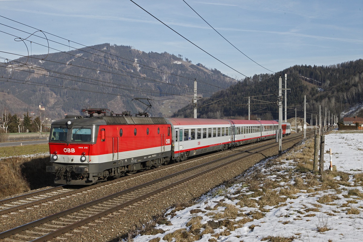 1144 210 mit IC 518 (Garz - Innsbruck) bei Niklasdorf am 6.02.2016.