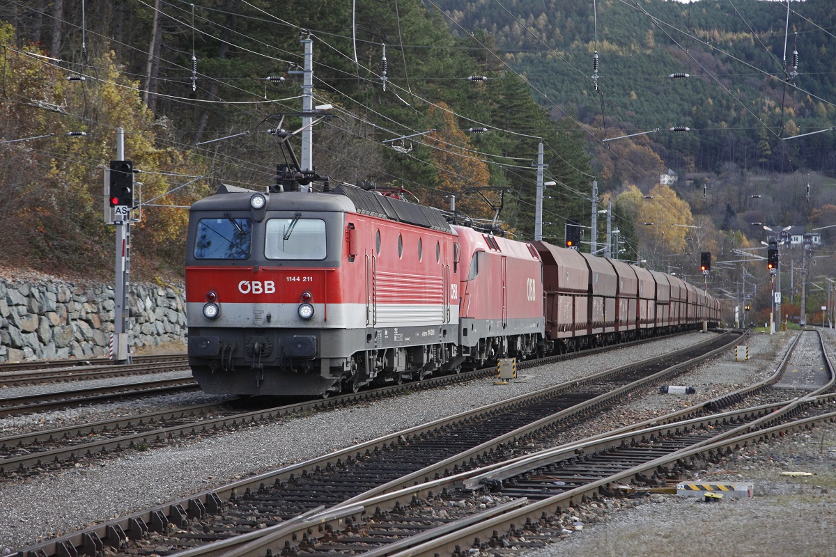 1144 211 + 1116..._fahren am 8.November.2015 mit einem Güterzug durch den Bahnhof Payerbach - Reichenau.