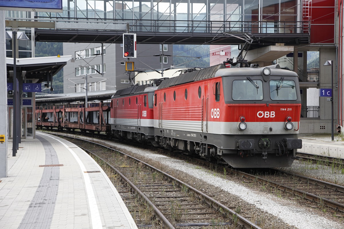 1144 211 + 1144 259 mit Güterzug in Bruck/Mur am 29.06.2015.