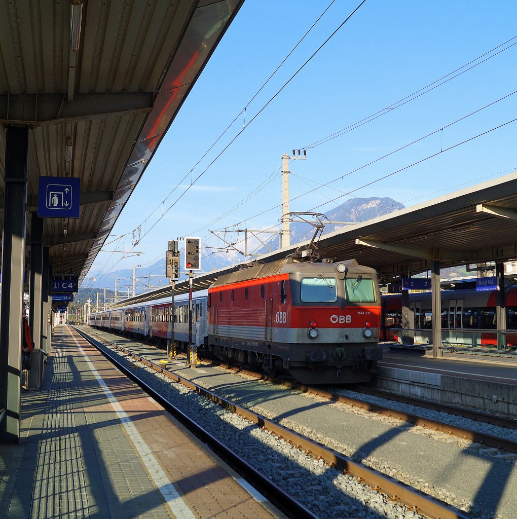 1144 211 mit dem REX 5377 am 11. April 2014 von Innsbruck Hbf nach Kufstein beim Halt in Wörgl Hbf.