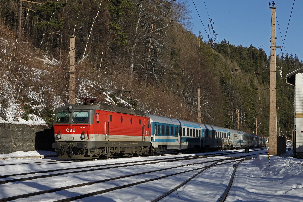1144 211 mit EC151 erreicht am 15.02.2017 soeben den Bahnhof Semmering.