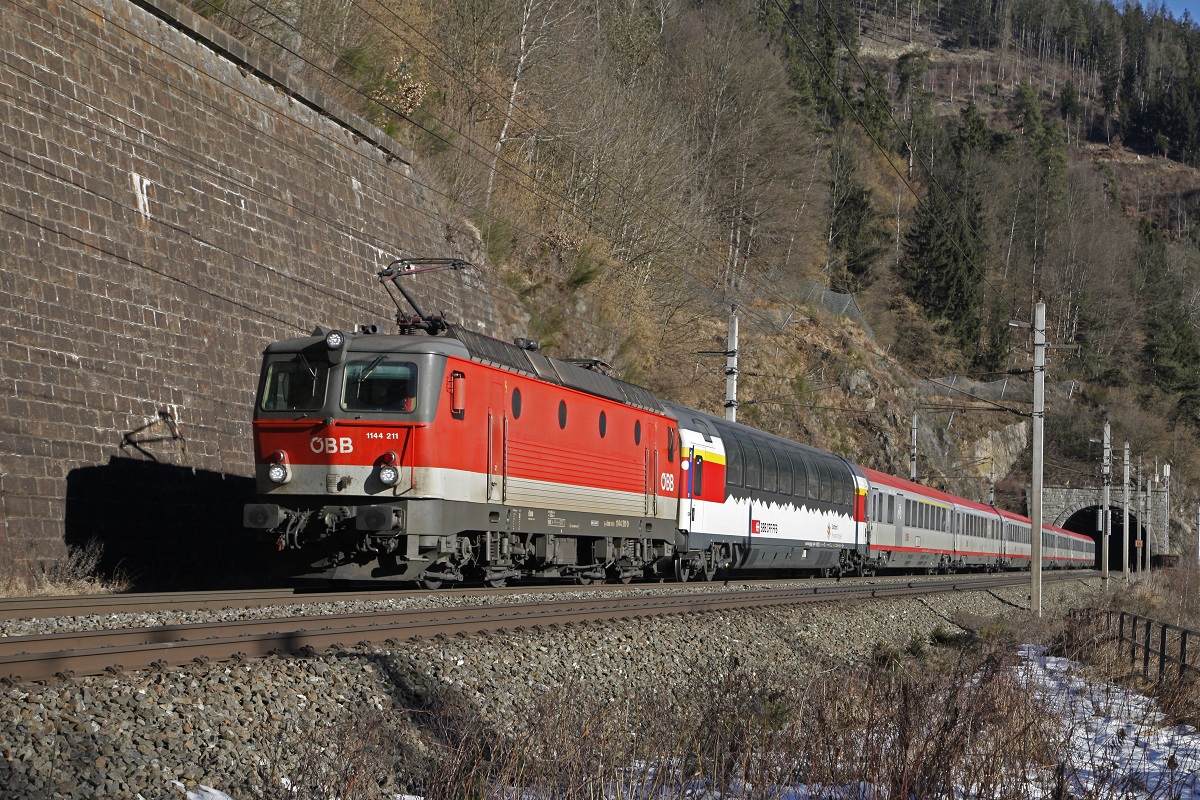 1144 211 mit EC164 beim Galgenbergtunnel bei St.Michael am 29.01.2018.