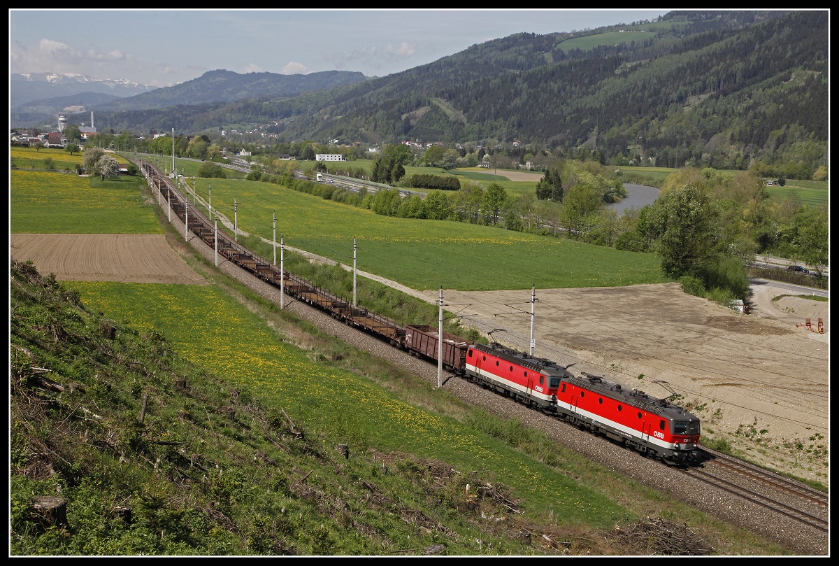 1144 213 + 1144 219 mit Güterzug bei Niklasdorf am 25.04.2018.