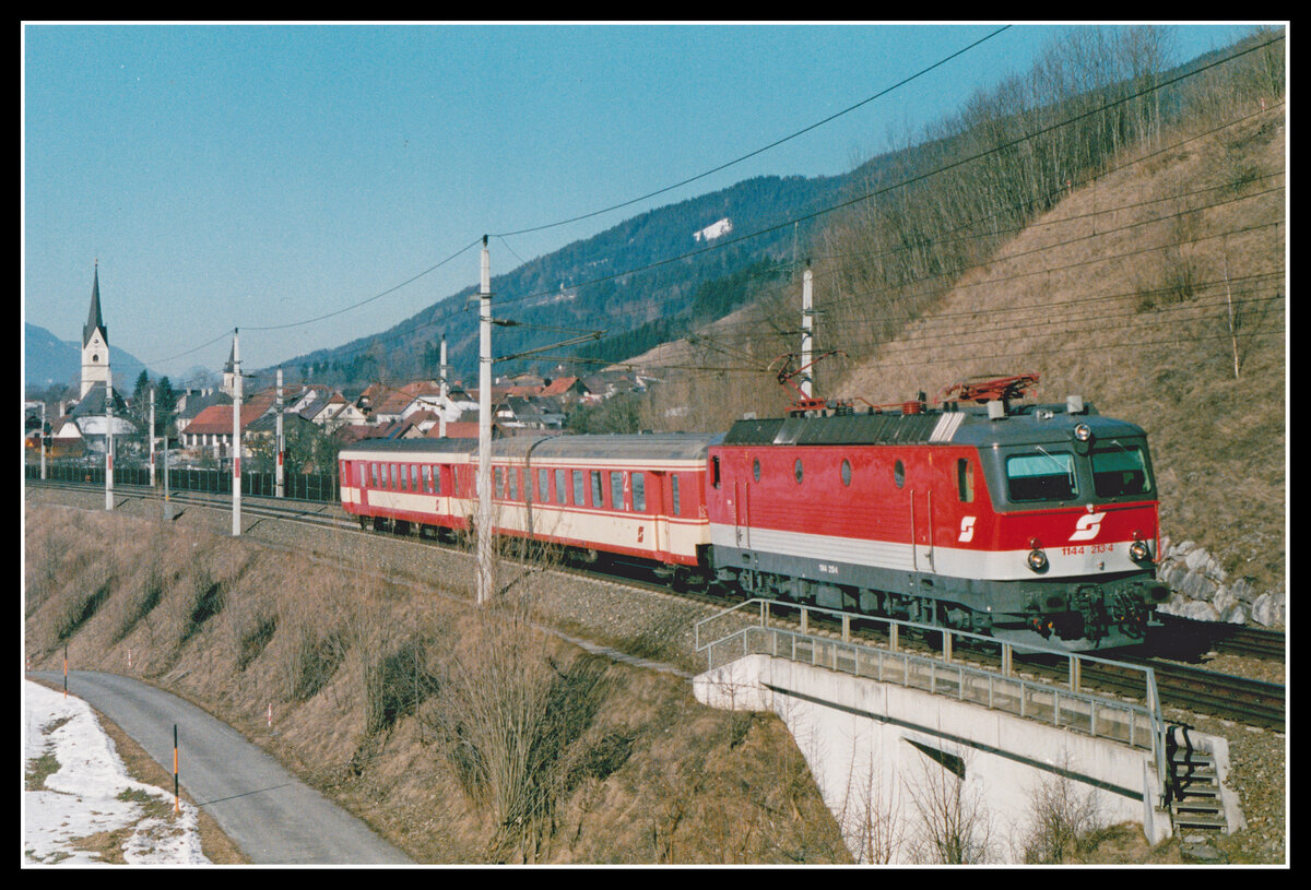 1144 213 zieht am 26.03.2003 den R4481 (Selzthal - St.Michael) kurz nach Gaishorn durchs Paltental. Die Lok wurde nachträglich auf Funkversteuerung umgebaut,ersichtlich war dieser Umbau an den zwei zusätzlichen quadratischen Antennen am Führerstandsdach. Da die Funkfernsteuerung nieh in Betrieb ging wurde alles in einigen Jahren wieder rückgebaut.