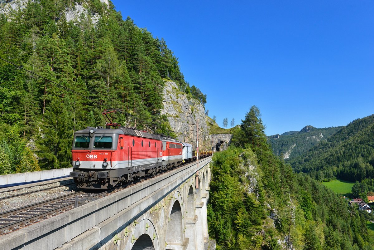 1144 214 + 1142 593 mit einem Güterzug am 08.09.2017 bei Breitenstein.
